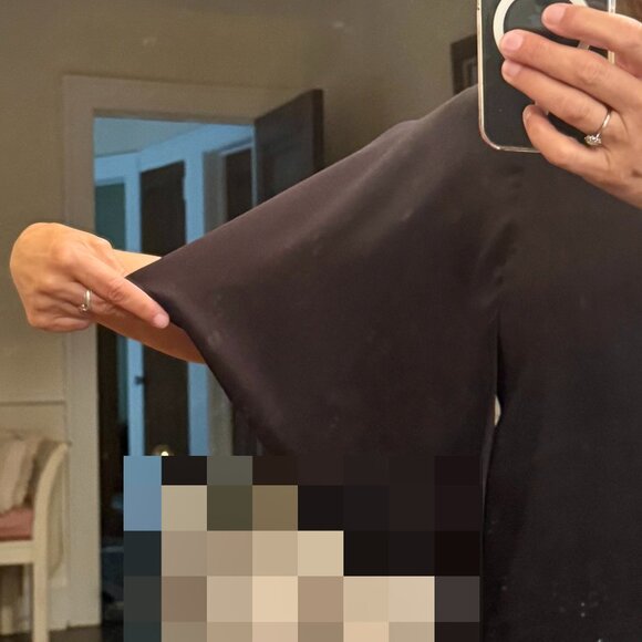 Trina Turk NWOT black v-neck cold shoulder bell short sleeve blouse XS - Picture 7 of 7